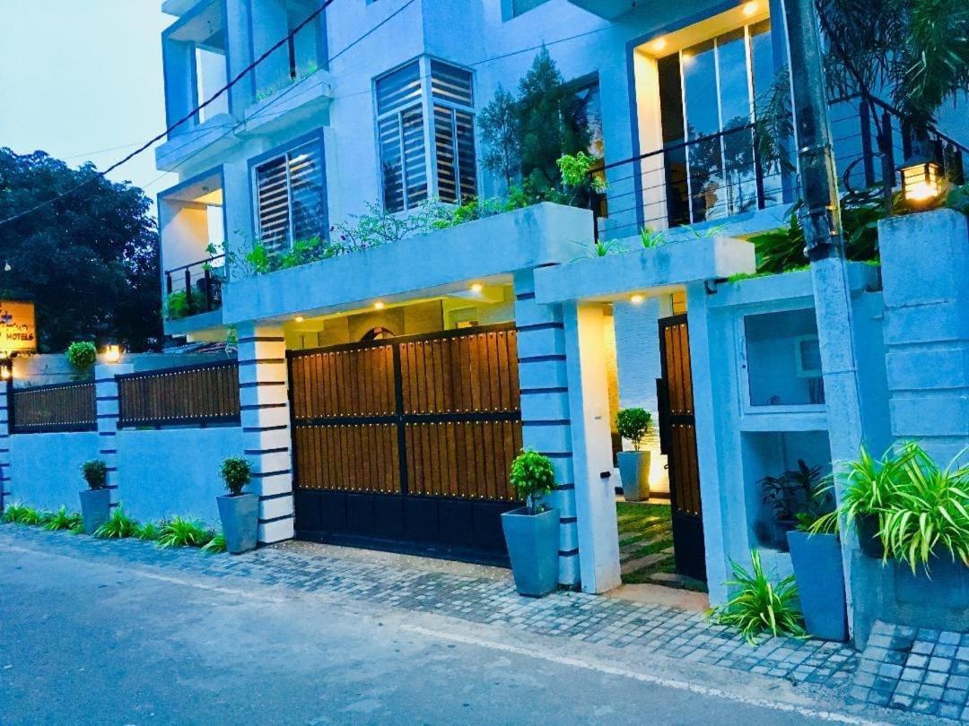 8 Plus Motels Negombo Extérieur photo