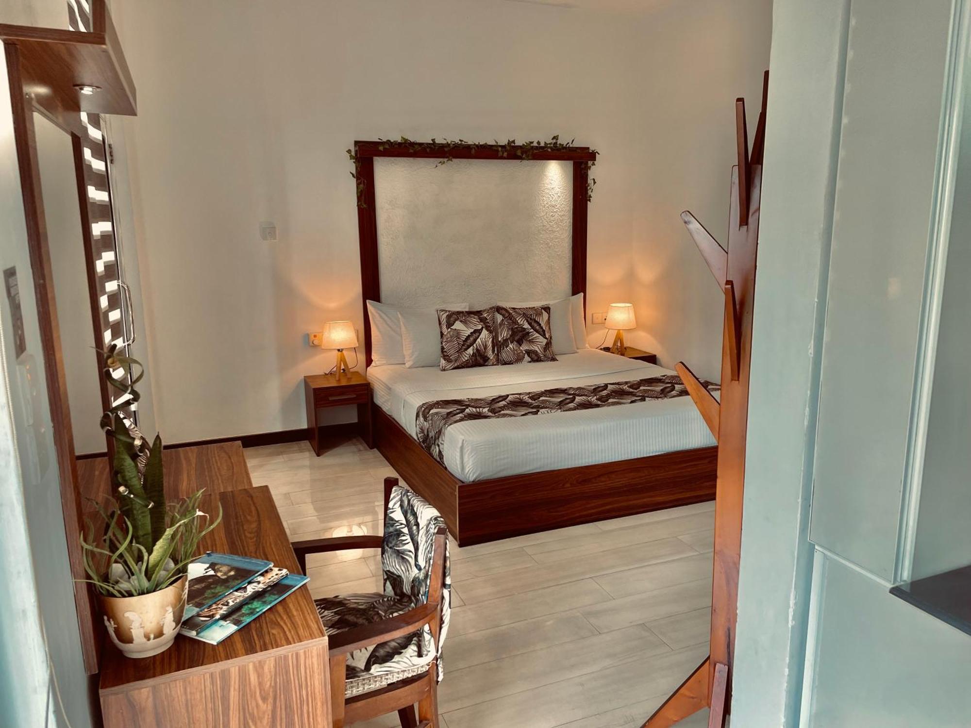 8 Plus Motels Negombo Extérieur photo