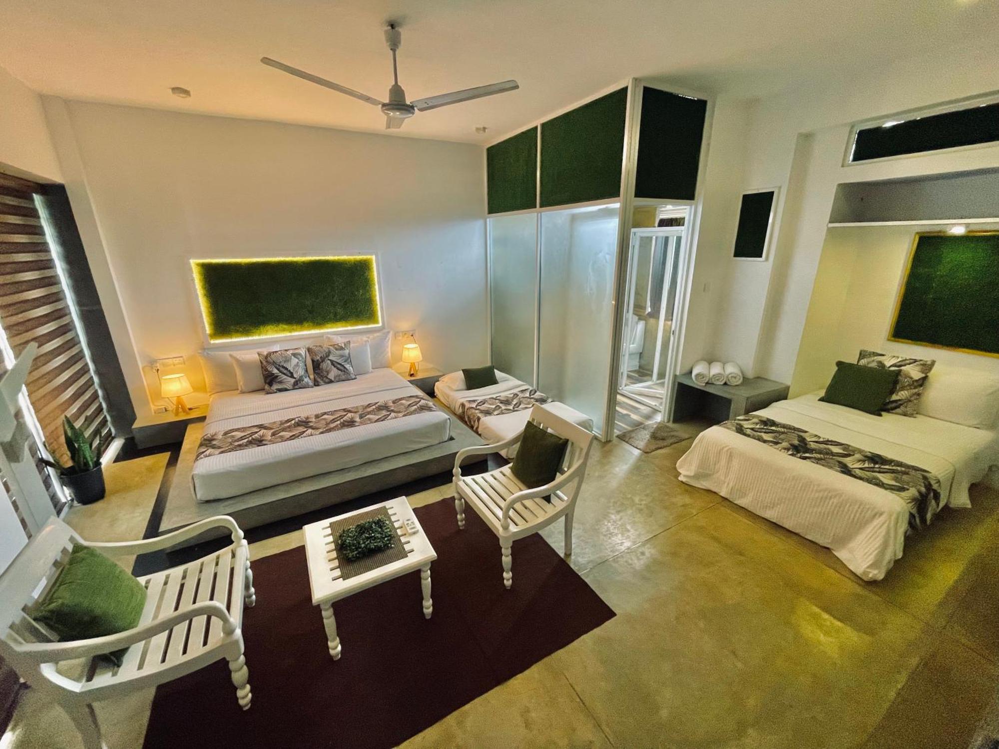 8 Plus Motels Negombo Extérieur photo